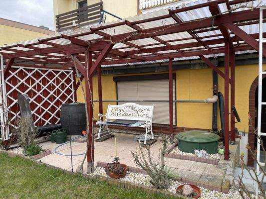 Überdachte Terrasse im Untergeschoss