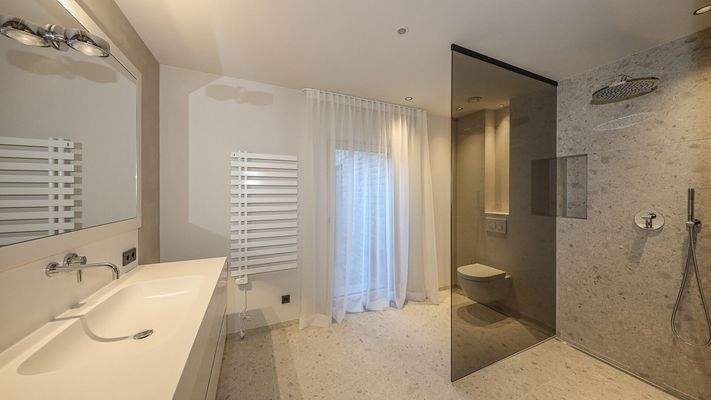 KITZIMMO-Luxuriöse Gartenwohnung mit eigenem Wellnessbereich - Immobilien Brixen.