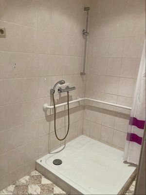 Sanitärbereich mit Dusche & Waschbecken - Erdgeschoss