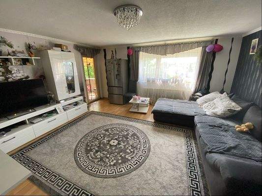 Wohnzimmer mit Ausgang Balkon