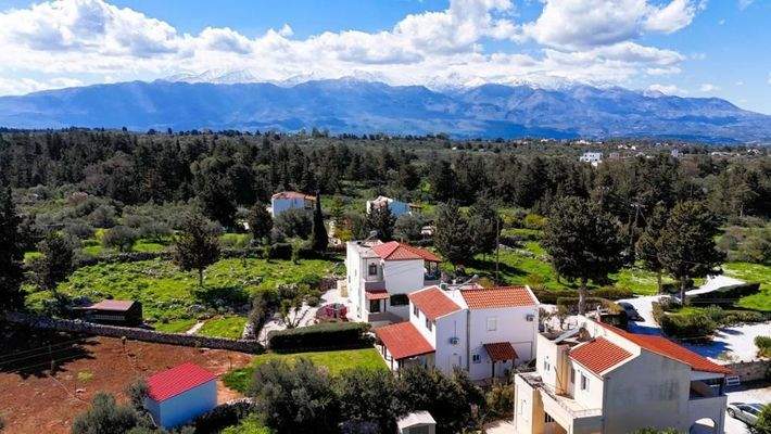 Villa mit Panoramablick auf Meer und weiße Berge auf einem 5.159 m² großen Privatgrundstück