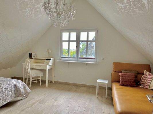 Großes und helles Schlafzimmer