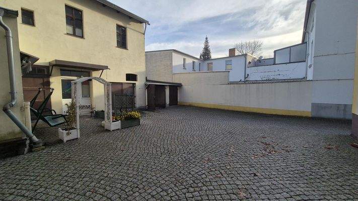 Blick auf das Nebengebäude inkl. Garagen