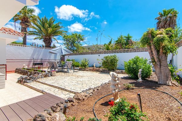 Gepflegter Garten mit Terrasse