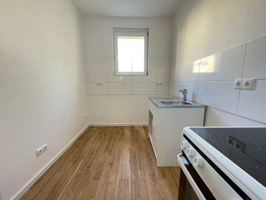 Küche mit Herd und Spüle