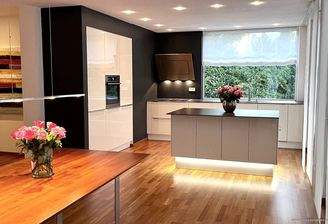 exklusive Küche mit besonderem Lichtkonzept 