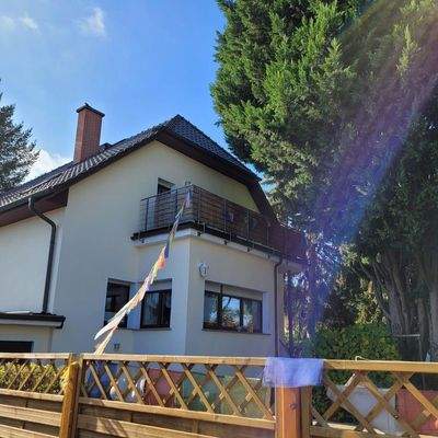 hintere Hausansicht mit Balkon