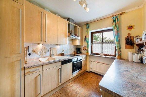 Voll ausgestatte Küche mit großem Fenster - Kopie