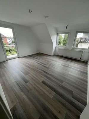 Wohnzimmer mit Balkon