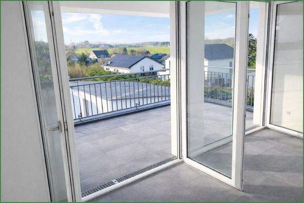 Vom Wohnzimmer auf die Loggia