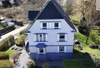 Großzügiges Mehrgenerationenhaus mit drei Wohneinheiten und viel Platz für die ganze Familie. (Bild wurde mithilfe künstlicher Intelligenz bearbeitet.)