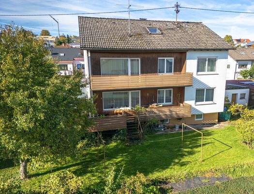 Objektansicht mit Garten, Terrasse und Balkon 