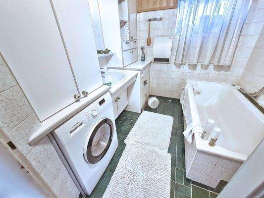 Badezimmer mit Wanne und Fenster