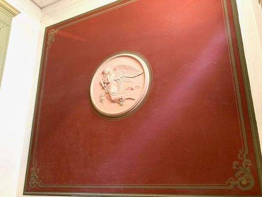 Eingang mit Tagesmedailion