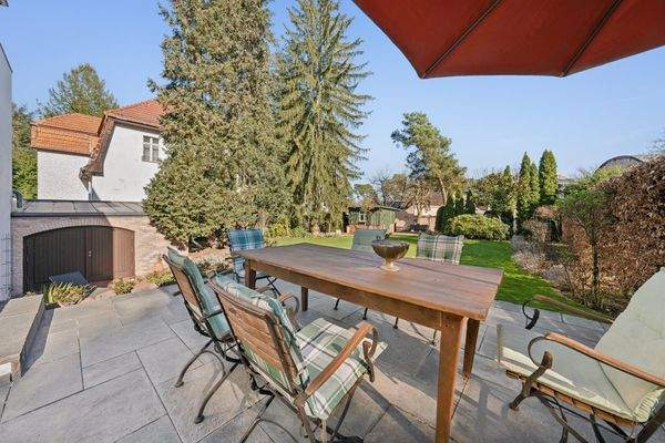 Ein Platz für lange Sommerabende - mitten im eigenen Gartenparadies.