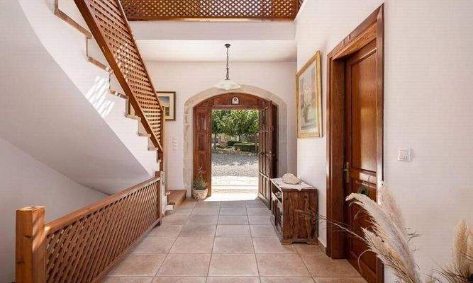 Kreta, Kournas: Luxuriöse Steinvilla mit Meer- und Bergblick