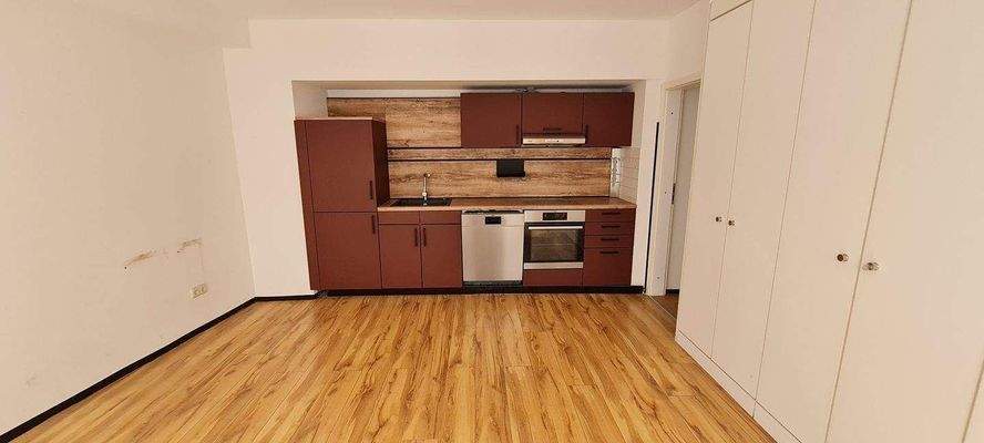 [A] 1. OG li Küche zur Straße