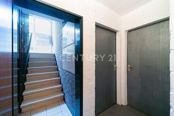 Keller mit Blick zur Haustüre