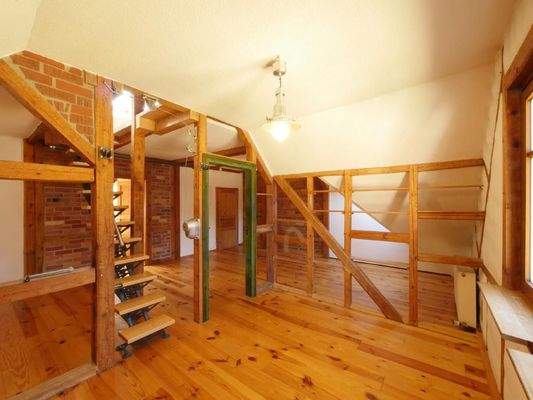  Kleine TREPPE zum Spitzboden hoch