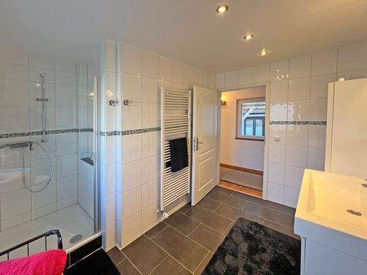 Helles und modernes Badezimmer im Obergeschoss