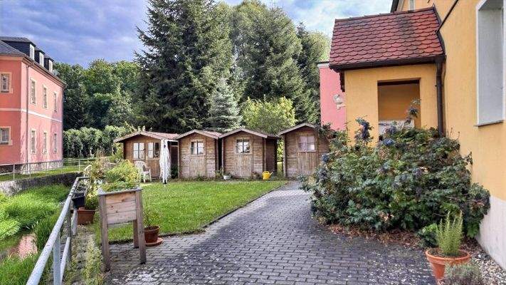 Grünfläche mit Gartenhäuschen