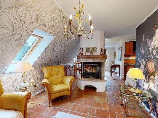 Wohnbereich mit Wohlfühlkamin Wohnung 3 im Dachgeschoss