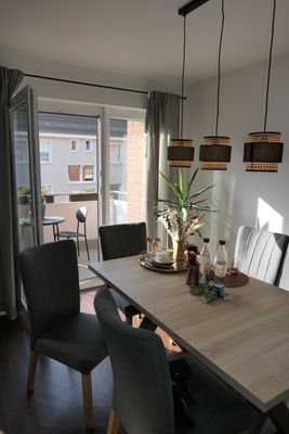 Essbereich im Wohnzimmer mit Ausgang zum Balkon