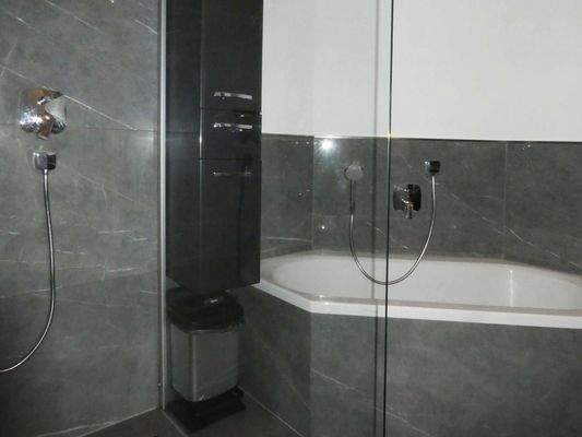 Bad mit Dusche und Badewanne