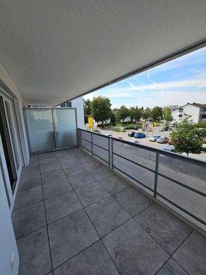 großer überdachter Balkon