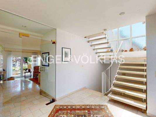 Heller Eingangsbereich mit Treppenblick