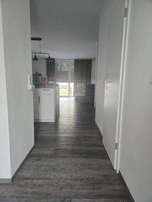 Moderner Flur mit Küche