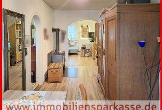 verbundenes Wohn- und Esszimmer mit Kamin im EG