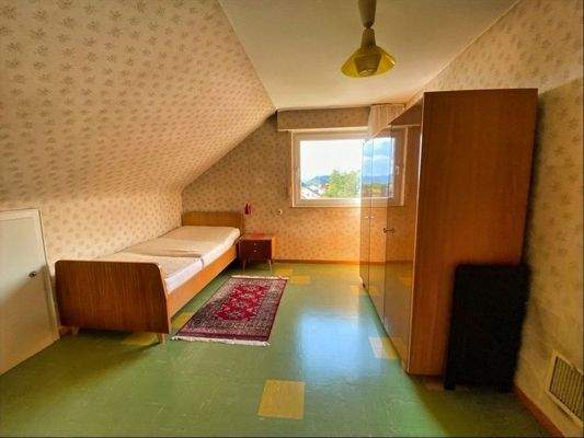 Kinder- oder Elternschlafzimmer im Dachgeschoss