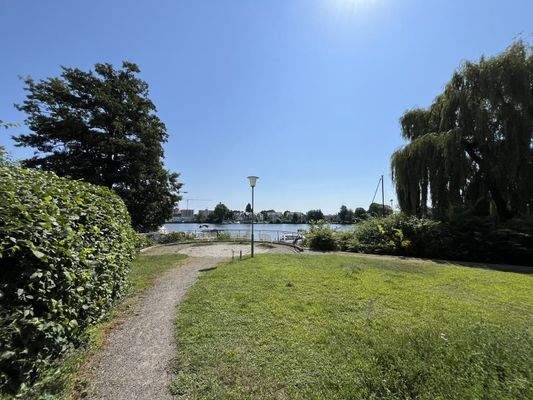 Parkbereich mit Wasserblick