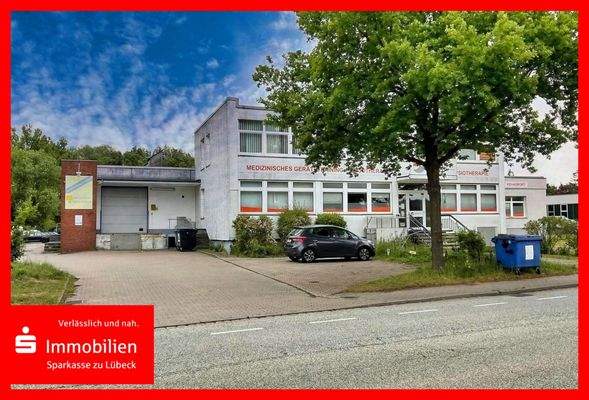 Straßenansicht m. Grundstückszufahrt