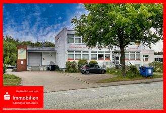 Straßenansicht m. Grundstückszufahrt