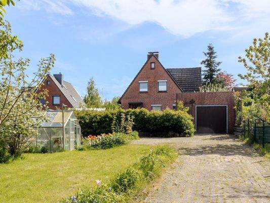 Gartenansicht mit zweiter Zufahrt zum Grundstück