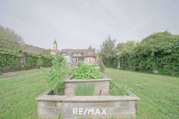 Gepflegter Garten mit Golfrasen