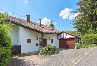Hausansicht mit großer Garage in ruhiger Aussichtslage