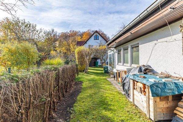 Sonnige Hausseite mit Gartenblick