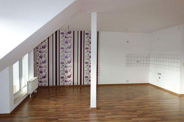 Wohnzimmer mit offener Küche