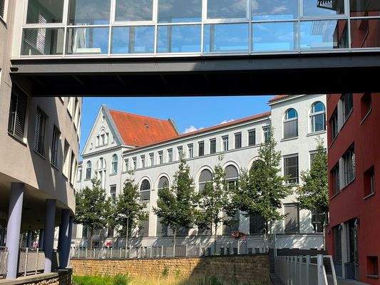 Gebäude im Hintergrund