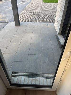 Terrasse mit Fliesenboden