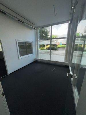 Leeres Büro mit Fenster