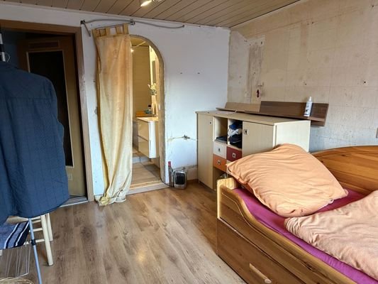 Schlafzimmer mit Zugang zum Bad