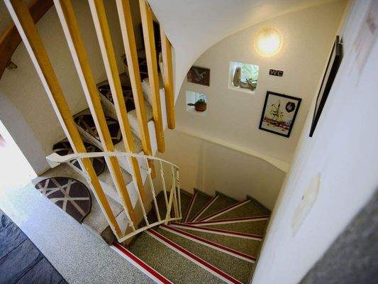 Die Treppe verbindet alle Etagen