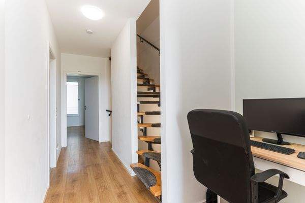 Flur im OG mit Arbeitsbereich