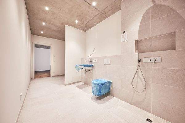 Duschbad mit Blick zum Flur - HERDERGÄRTEN 3.2.5