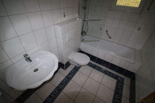 Tageslichtbad mit Badewanne