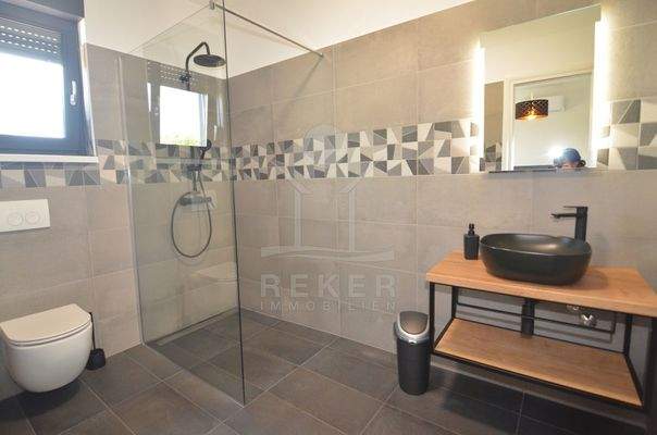 Vier moderne und komfortable Bäder